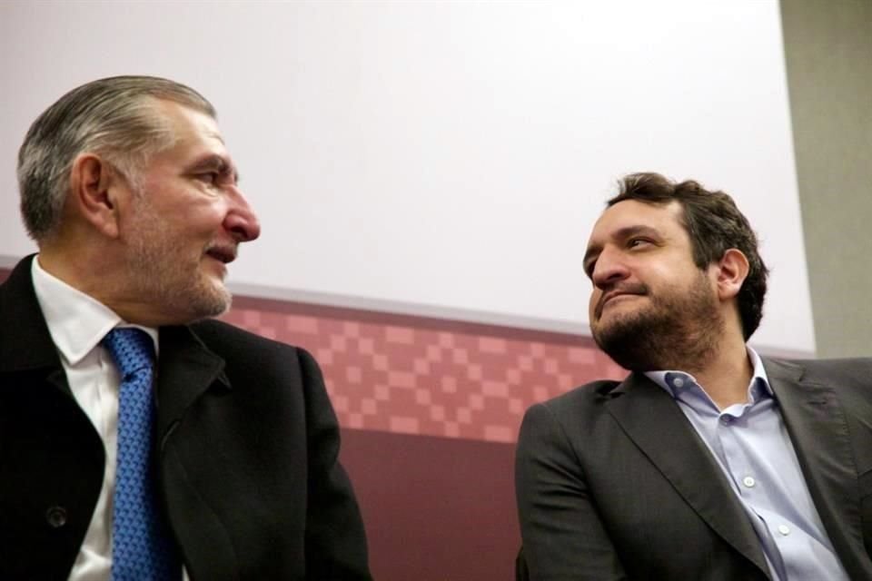 El coordinador de Morena en el Senado, Adán Augusto López, y Andrés Manuel López, Secretario de Organización de Morena, durante el encuentro.