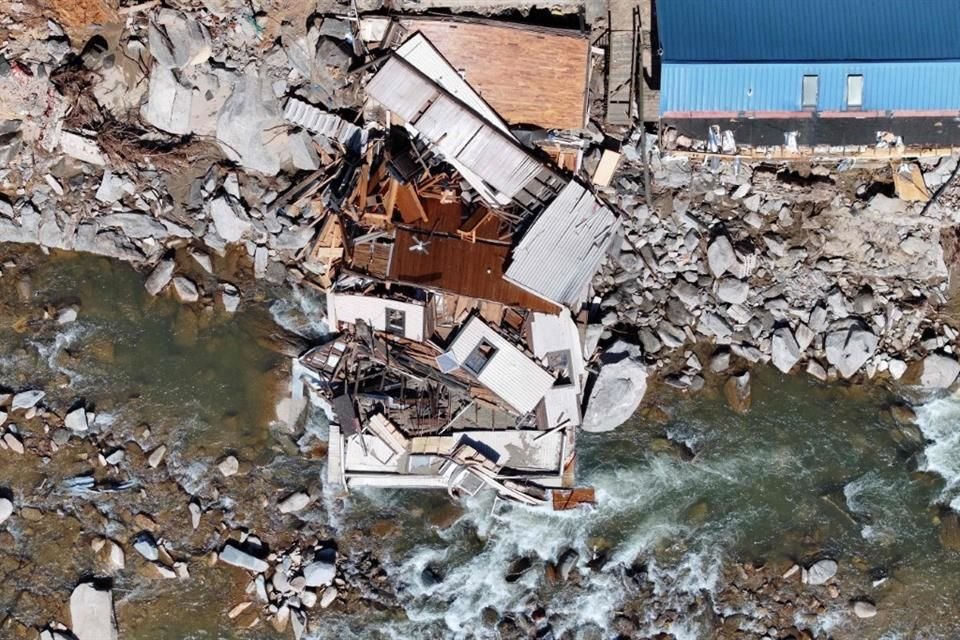 Edificios dañados tras el paso del huracán 'Helene' en Bat Cave, Carolina del Norte, el 8 de octubre del 2024.