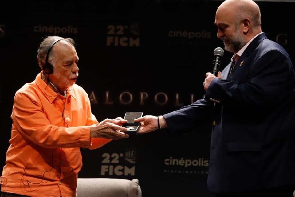 Francis Ford Coppola recibió la medalla de la Filmoteca de la UNAM.