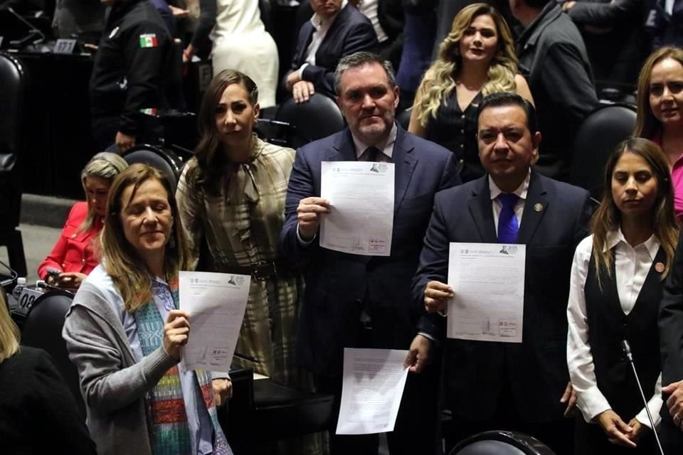 Legisladores del PAN muestran los citatorios que les hizo llegar la CNDH.