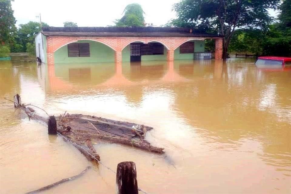 El agua anegada superó el medio metro de altura en algunos puntos del municipio de Macuspana.