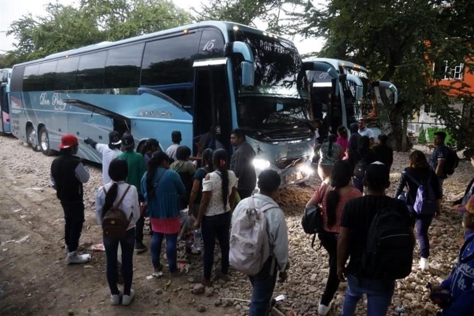 Jornaleros salieron entrada la noche del lunes en cinco autobuses a los campos agrícolas de Sinaloa.