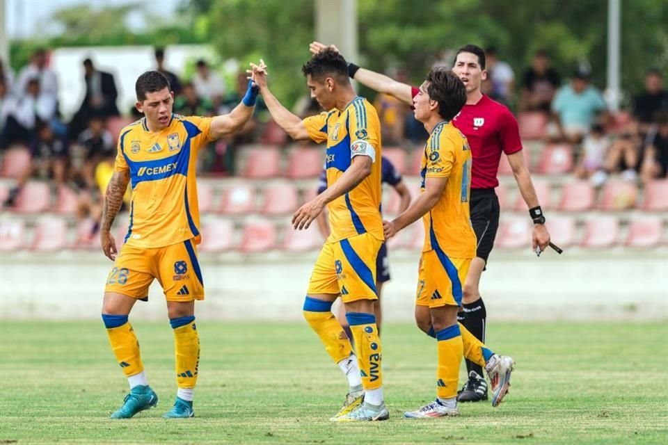 David Ayala (centro) anotó el 2-0 al minuto 41.