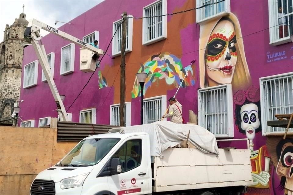 Además de desazolvar, cuadrillas de la Alcaldía pintaban murales alusivos a la fecha, como este, en una escuela.