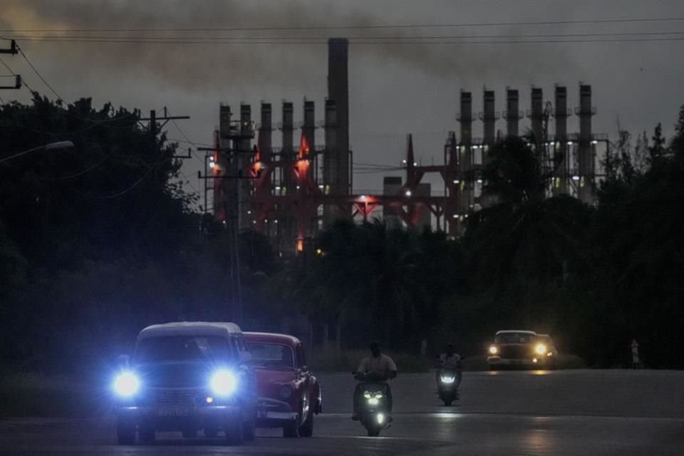 Personas manejan a un lado de un generador en operación en La Habana, Cuba, el 22 de octubre.