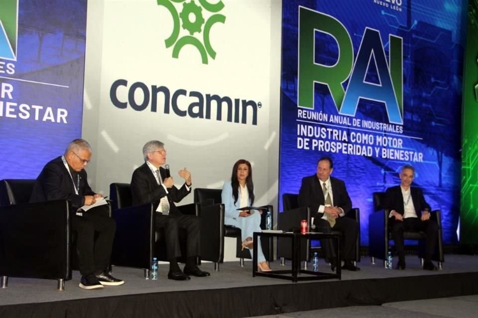 Marcio Gomes, de Nvidia en América Latina; Fernando González Olivieri, de Cemex; Clelia Hernández, directora general de NL 4.0; Francisco Suárez, de Femsa, y Alejandro Preinfalk, de Siemens México.