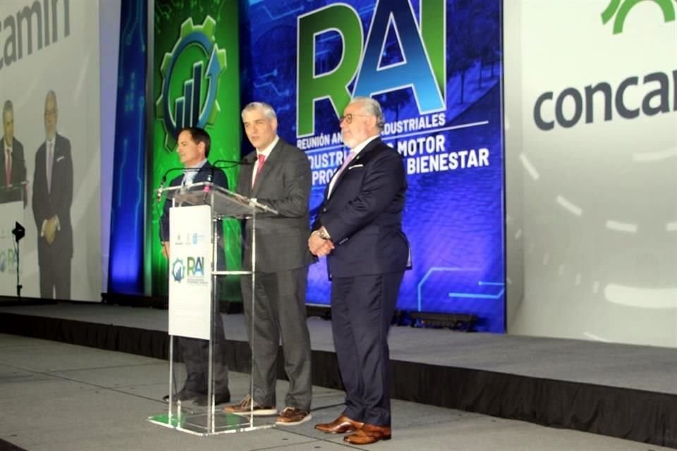 Iván Rivas, Secretario de Economía de NL, clausuró la Reunión Anual de Industriales, junto a Alejandro Malagón, presidente de la Concamin, y Eugenio Clariond Rangel, presidente de Cuprum.