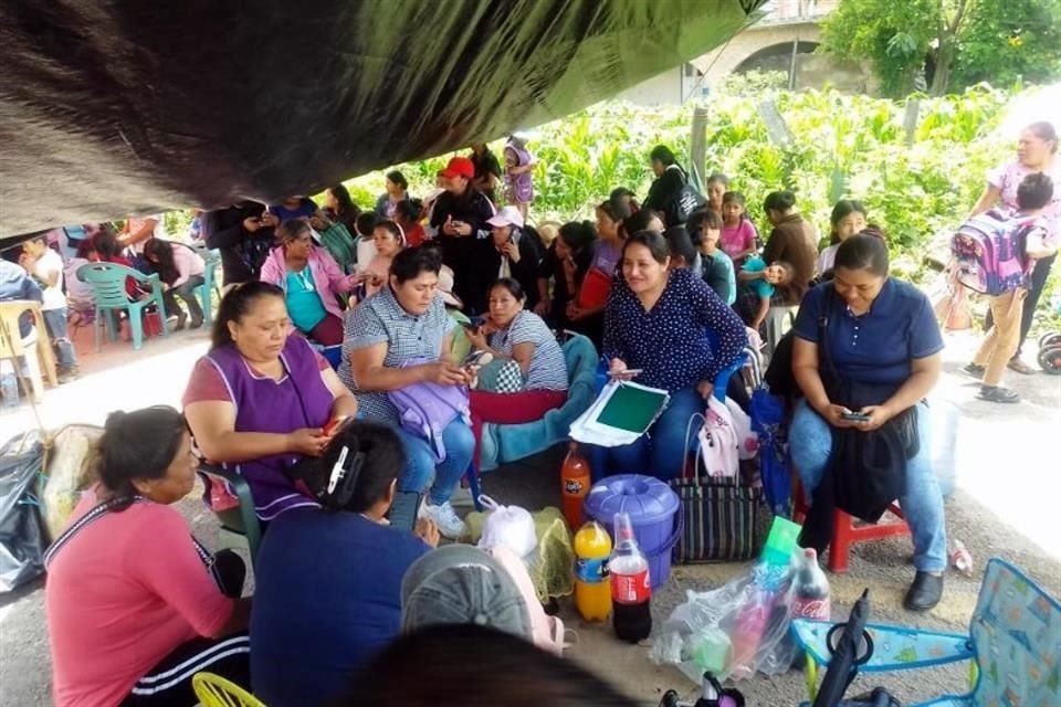 Los pobladores se enojaron que autoridades aseguraron que se construirá una clínica, en lugar de un hospital, en Atlixtac, Guerrero.