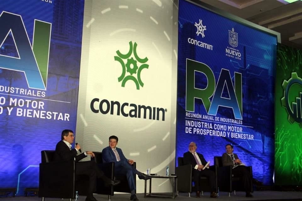 Máximo Vedoya (izq. a der.), presidente de Ternium Global; Samuel García, Gobernador de NL; Alejandro Malagón, presidente de Concamin, y Luis Antonio Ramírez Pineda, titular de Bancomext-Nafin.