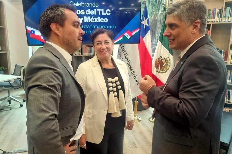 Marcelo Sobarzo (izq.), director de ProChile en México; Beatriz Sánchez, Embajadora de Chile en México, y Horacio Arredondo, decano de la Egade Business School.