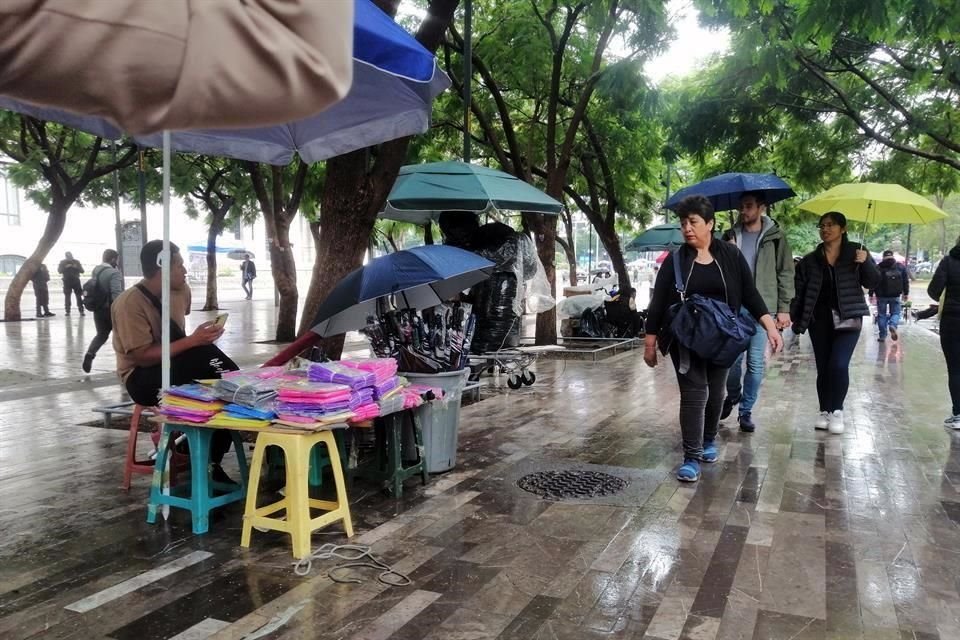 Los vendedores están preparados para todos, incluso para las lluvias.