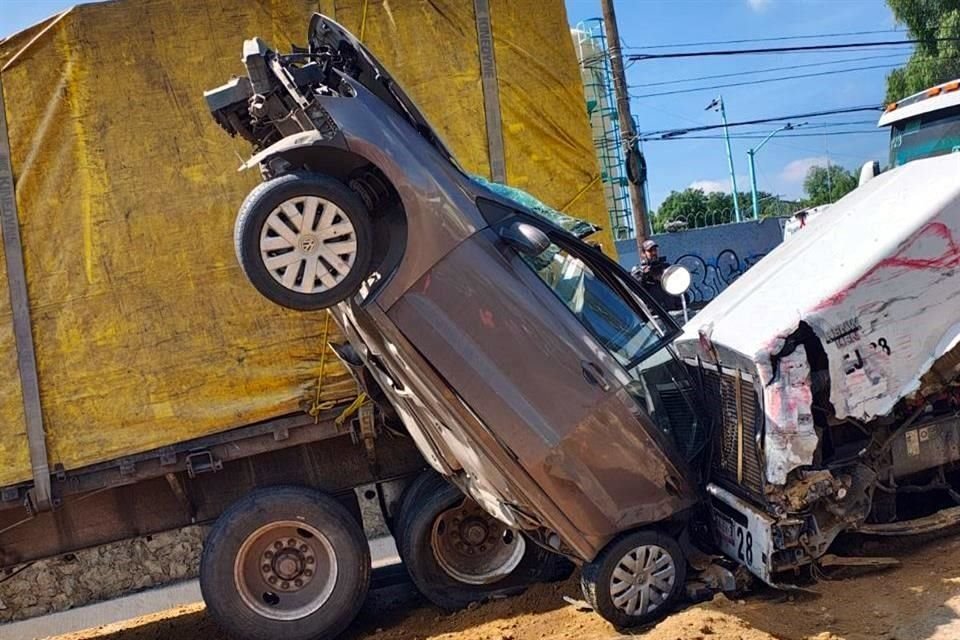 IMPACTANTE Uno de los vehículos particulares quedó recargado en posición vertical entre ambos tráileres.