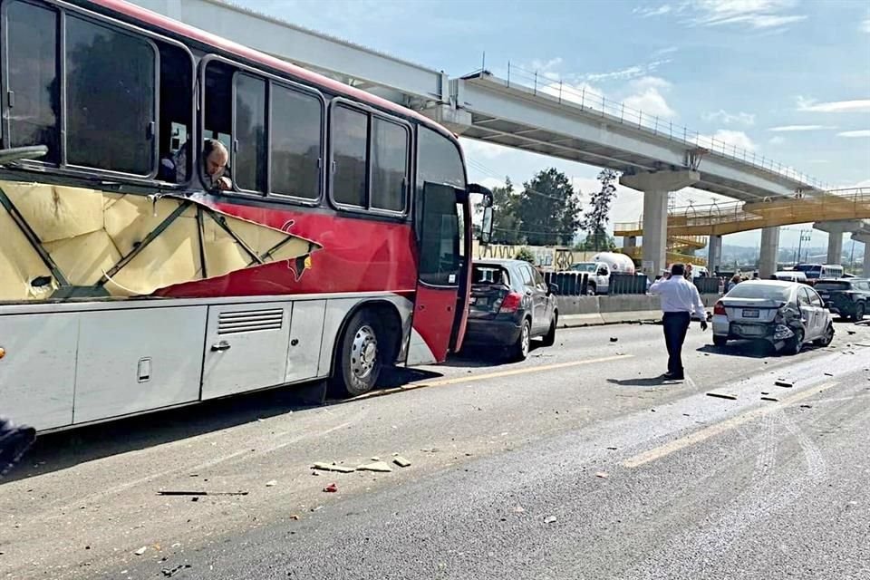 Una unidad de la Secretaría de Obras y Servicios, que supuestamente tuvo una falla mecánica, ocasionó la carambola.