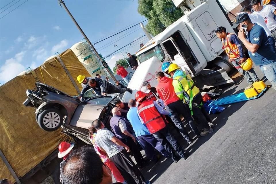 Entre los vehículo que embistió a su paso el camión gubernamental, había una unidad de transporte de pasajeros.