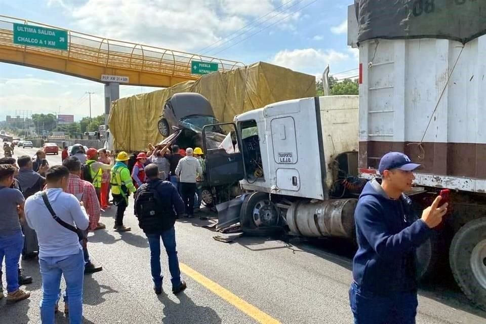 El accidente ocurrió a la altura de la Colonia San Francisco Apolocalco, en la Alcaldía Iztapalapa.