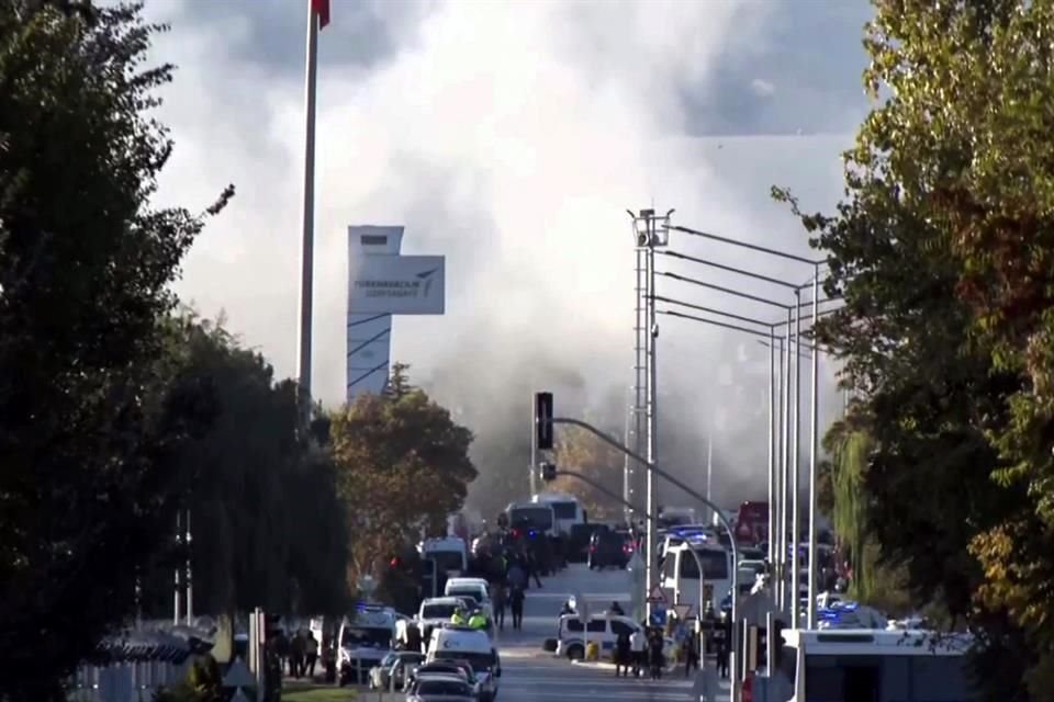 Tres personas murieron y 14 resultaron heridas en un atentado frente a la sede de las industrias de defensa turcas cerca de Ankara.