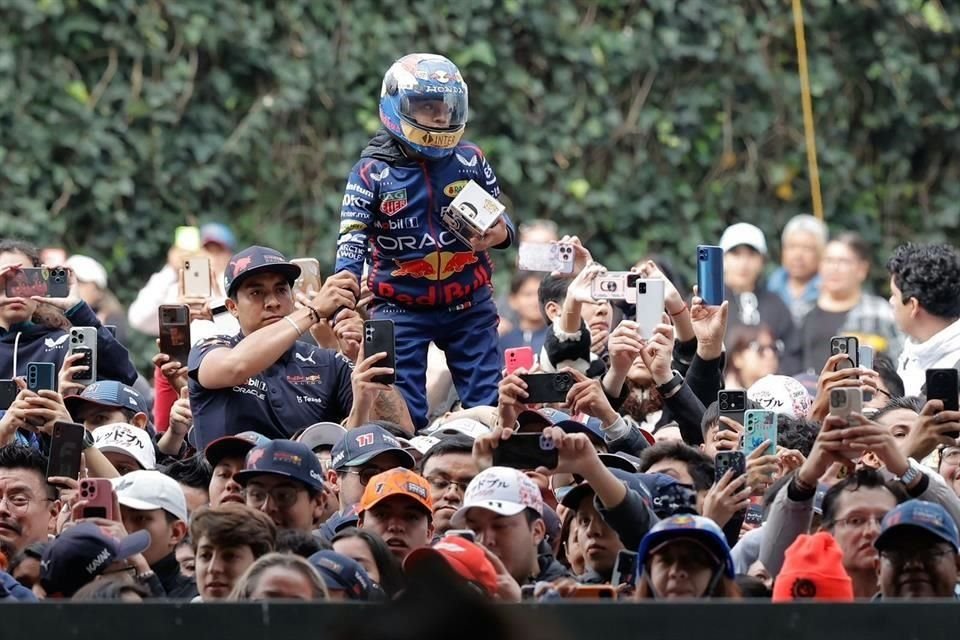 La afición se le entregó al piloto mexicano de Red Bull.