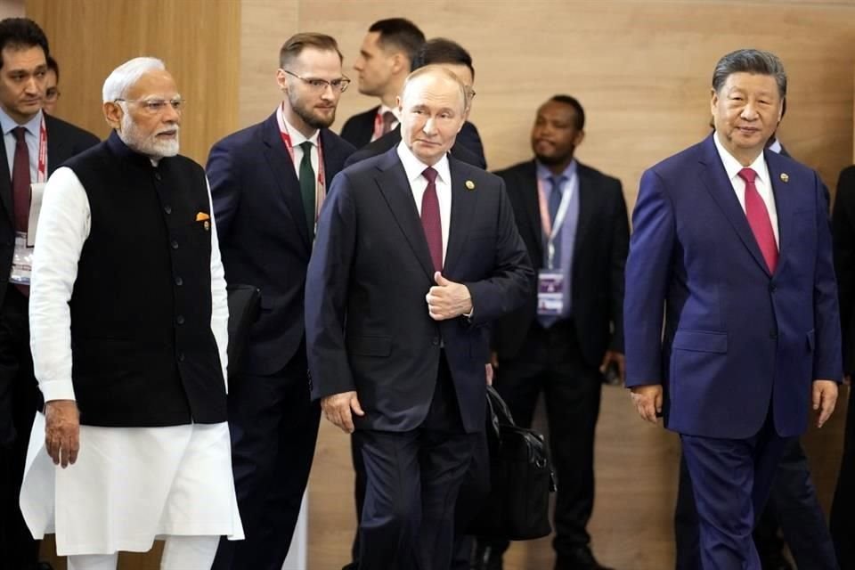 El primer ministro indio, el presidente ruso y el líder chino asisten a una ceremonia de fotografía antes de la sesión plenaria de la Cumbre BRICS en Kazán, Rusia.