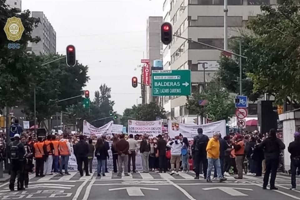 Un grupo de trabajadores fue recibido por autoridades para conocer las demandas, mientras que el resto espera el resultado de la junta.