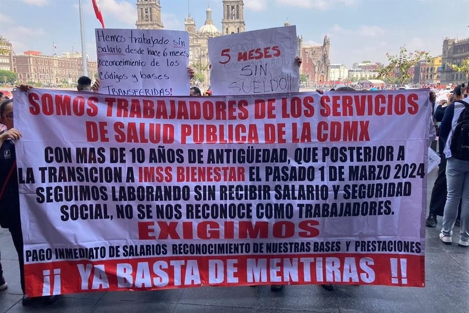 '¡IMSS Bienestar, ya eres malestar!', gritaron dando una vuelta al Zócalo hasta pararse frente al edificio de Gobierno de la Ciudad.