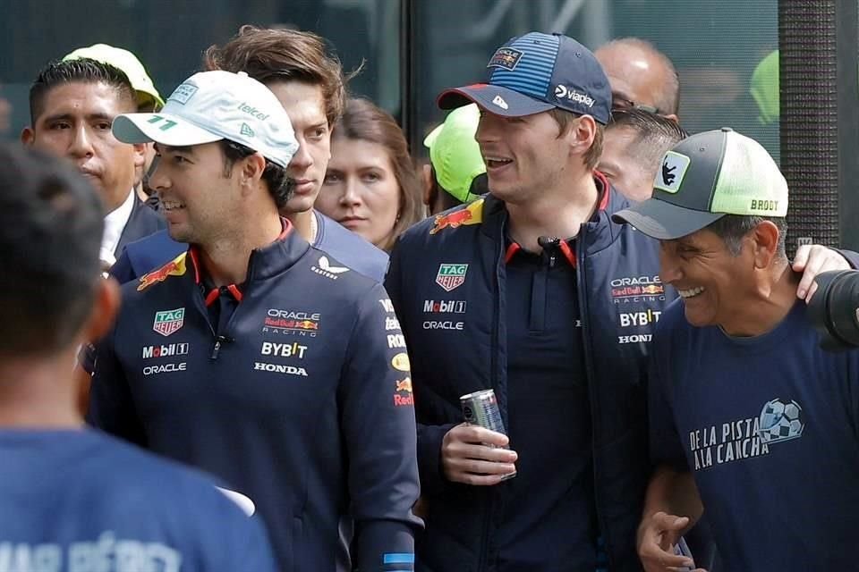 Los pilotos de Red Bull estuvieron muy atentos al desempeño de sus respectivos jugadores.