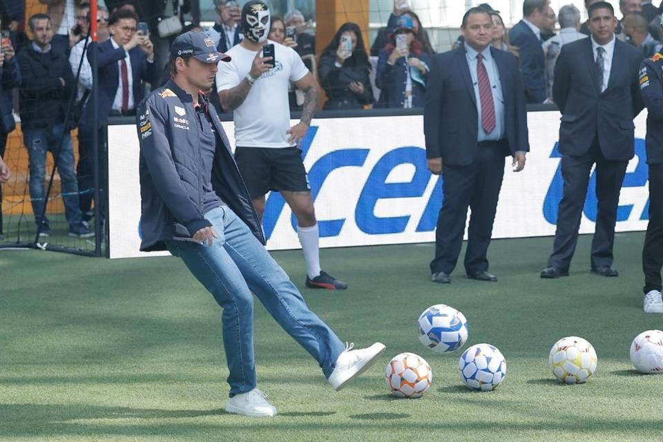 Max Verstappen presumió sus habilidades en el futbol.