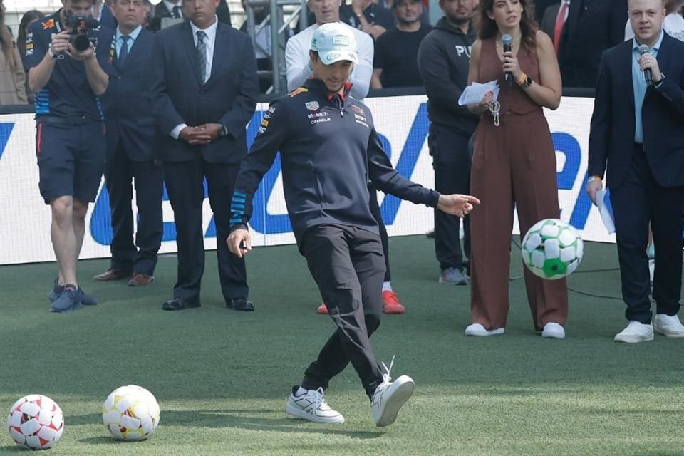 Checo es tan bueno en la pista como con el balón de futbol.