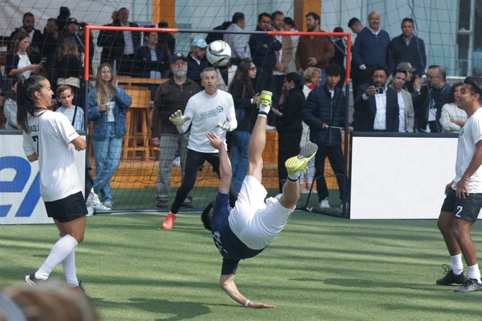 Una acrobática chilena de Oribe Peralta.