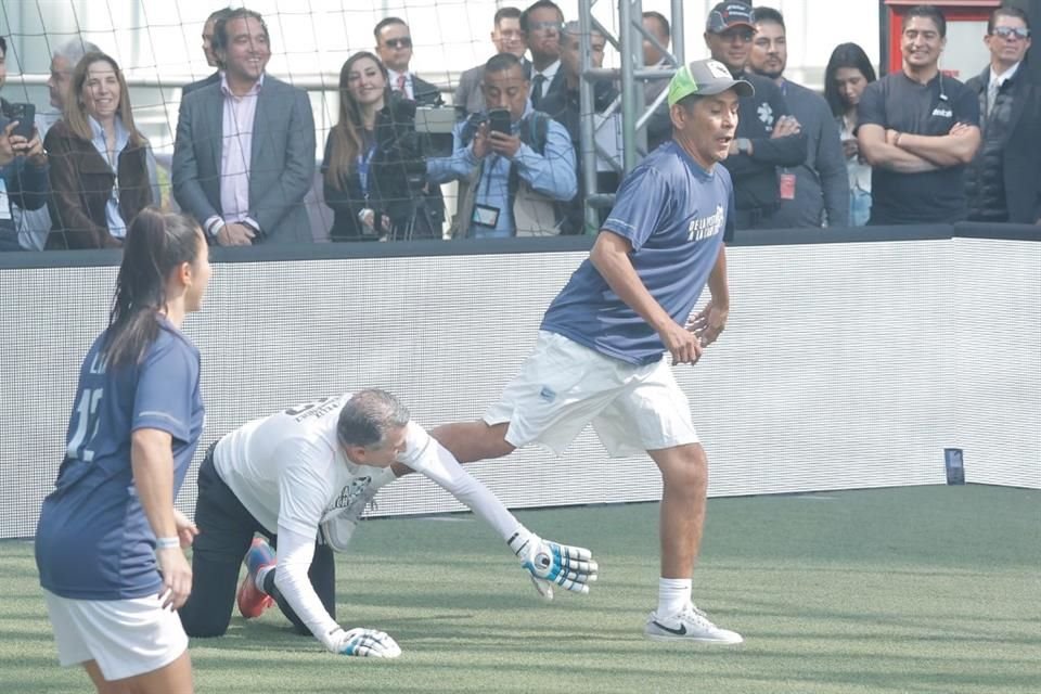 Duelo de porteros entre Félix Fernández y Jorge Campos.