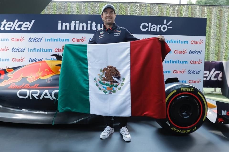 Muy sonriente Checo con la bandera tricolor.