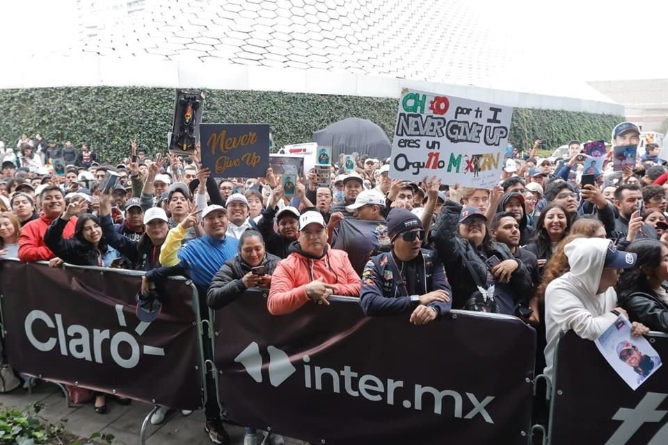 Cientos de aficionados se reunieron para darle apoyo al piloto mexicano.