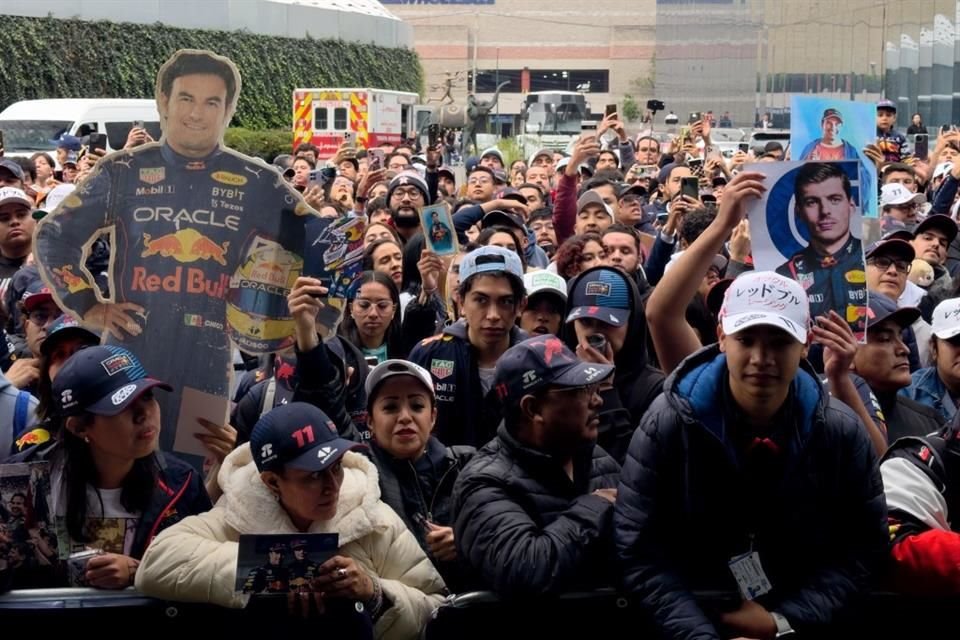 Cientos reunidos para ver a Checo.