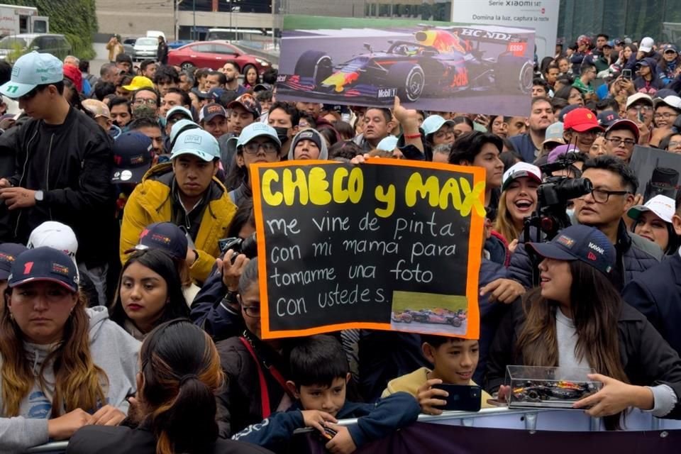 Varios niños se saltaron las clases para ver a los pilotos de F1.