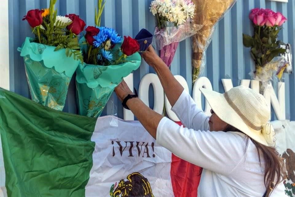 Las flores y la bandera de México no podían faltar en el altar puesto en la entrada del estadio.