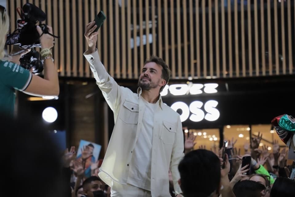 Fernando Alonso convivió con aficionados mexicanos, regaló gorras y develó una placa por sus 400 carreras en la F1, número al que llegará en el GP de CDMX.