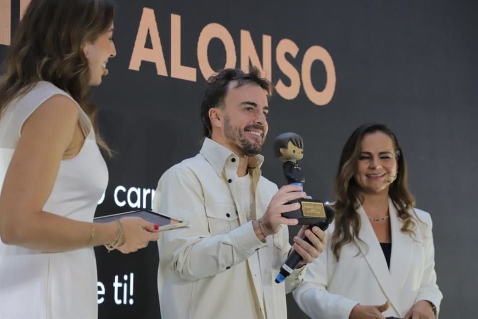 Fernando Alonso convivió con aficionados mexicanos, regaló gorras y develó una placa por sus 400 carreras en la F1, número al que llegará en el GP de CDMX.