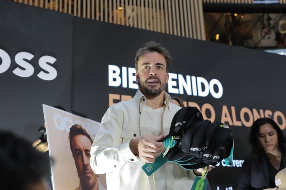 Fernando Alonso convivió con aficionados mexicanos, regaló gorras y develó una placa por sus 400 carreras en la F1, número al que llegará en el GP de CDMX.