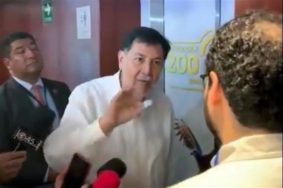 El presidente del Senado, Gerardo Fernández Noroña, discute con estudiante que le pedía un parlamento abierto.