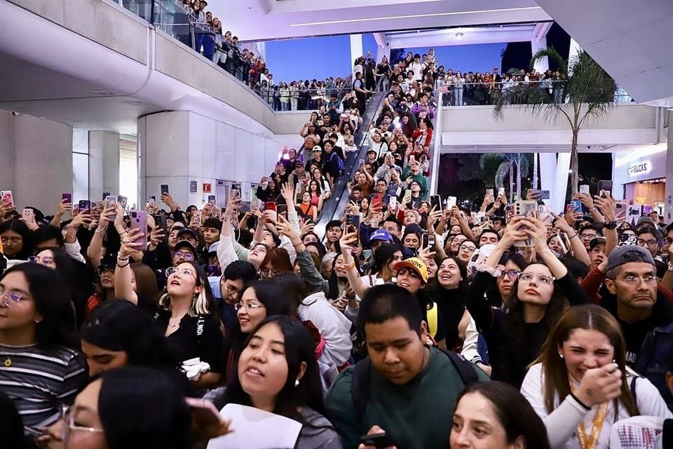 La gente llenó el centro comercial en Paseo de la Reforma.