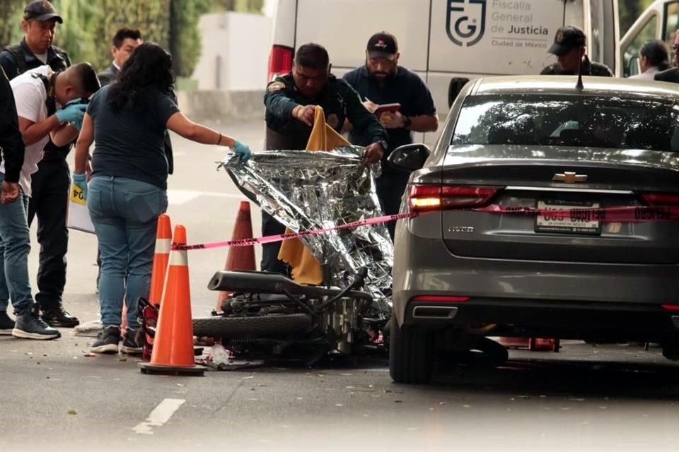 Una joven motociclista falleció en carriles laterales de Periférico Sur; plantean que un camión pudo haberla embestido.