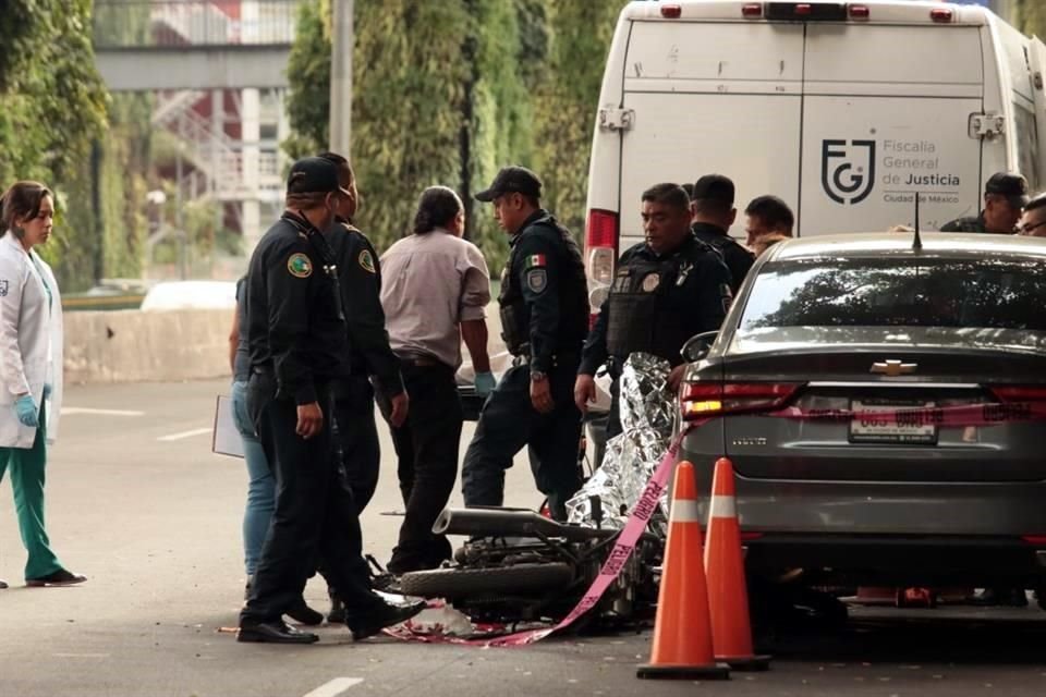 Una joven motociclista falleció en carriles laterales de Periférico Sur; plantean que un camión pudo haberla embestido.