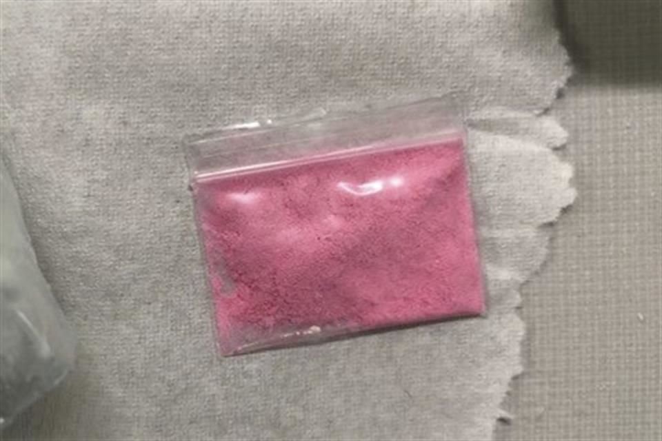Fotografía proporcionada por la Oficina del Fiscal de Narcóticos en Nueva York que muestra una bolsa de cocaína rosa, en enero del 2023.