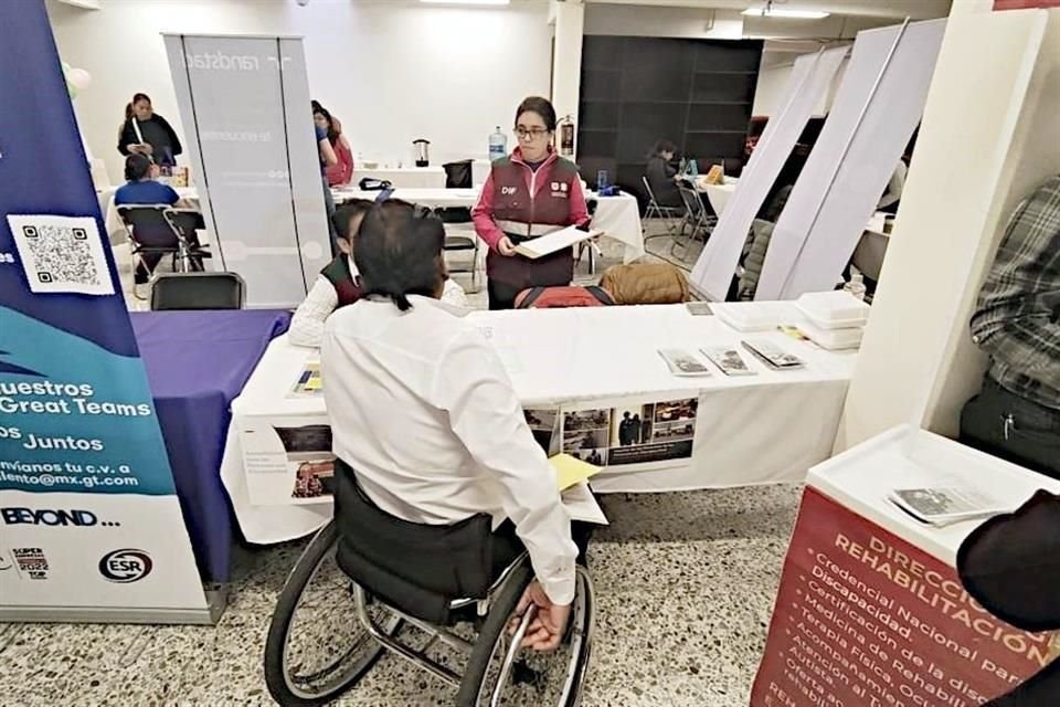 La Feria Nacional de Empleo para la Inclusión Laboral se realizó ayer la Calle Donceles 40, en el Centro.