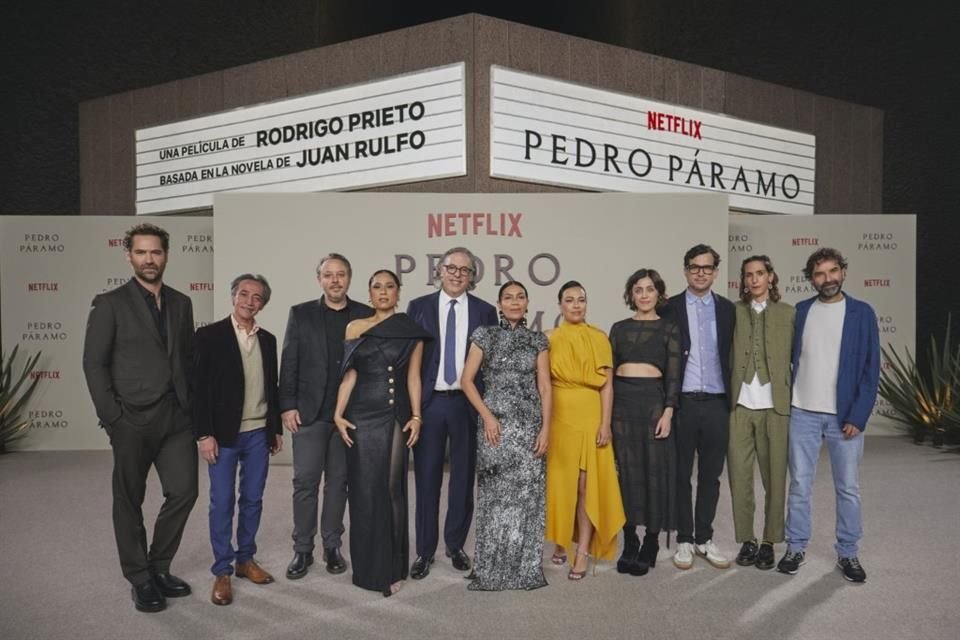 La premier se acompañó por una exhibición de los vestuarios diseñados por Anna Terrazas para esta película.
