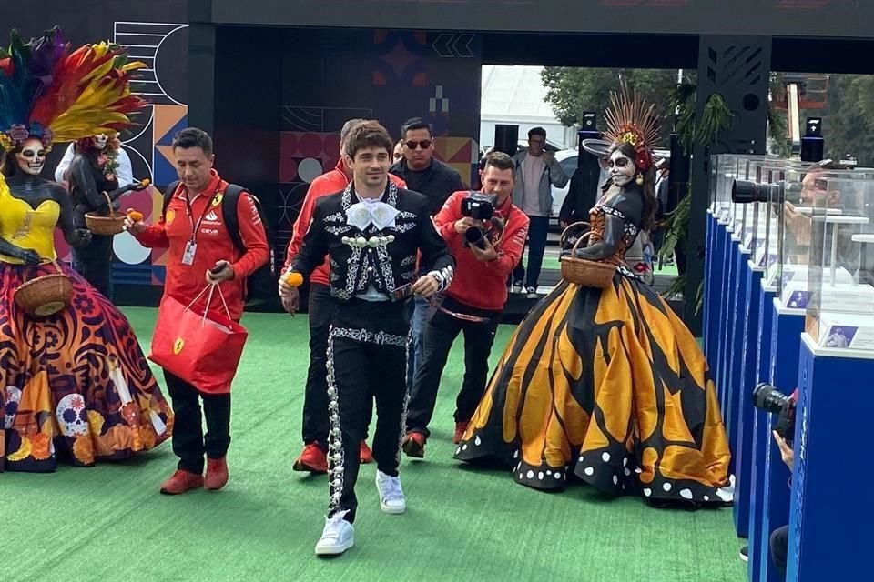 Charles Leclerc llegó al AHR vestido de mariachi.