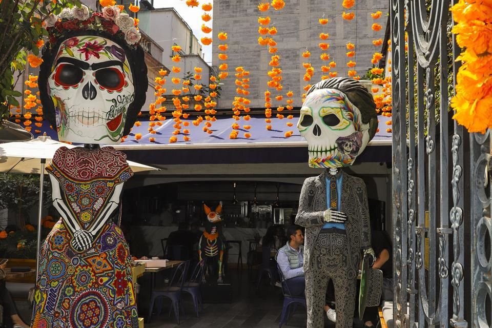 En la fachada se encuentran dos esculturas de casi tres metros, de Frida Kahlo y Diego Rivera.