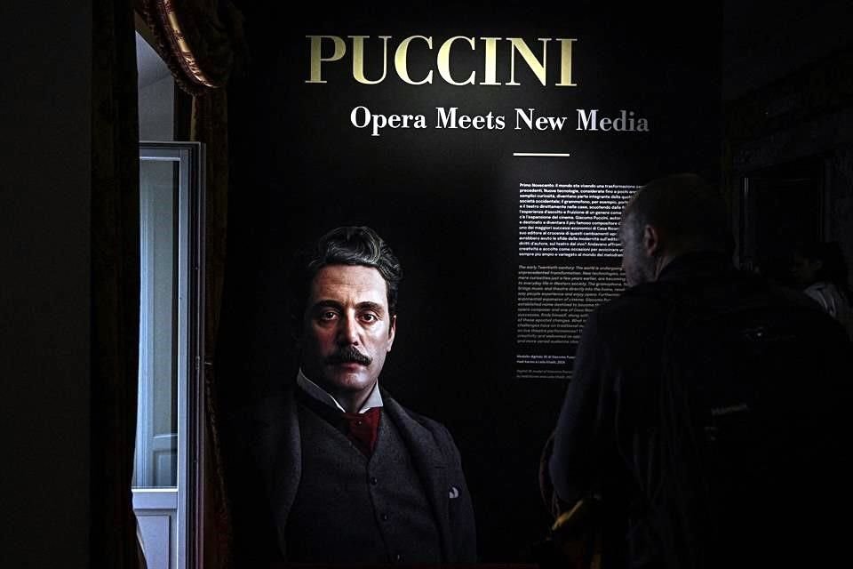 La muestra 'Puccini-Opera Meets New Media (Puccini-La ópera se encuentra con los nuevos medios)' se exhibe en la Scala de Milán en el marco del centenario de la muerte del compositor italiano.