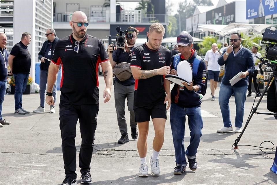 Kevin Magnussen se vio más discreto, de la escuería Haas, aunque también repartió algunos autógrafos.