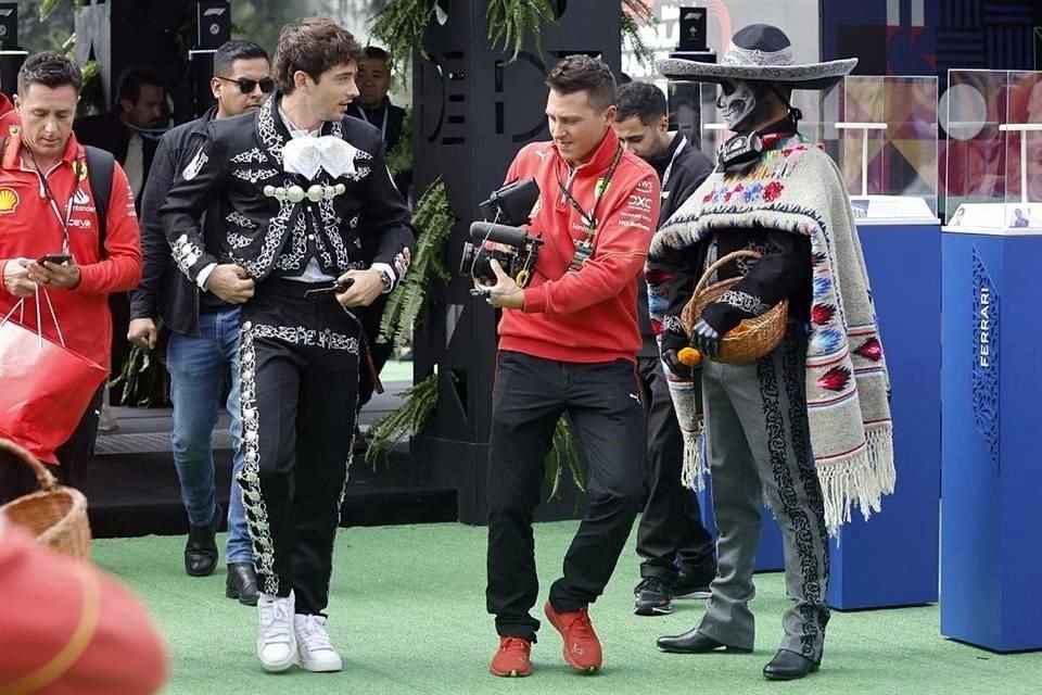 Quien sorprendió a su arribo al Hermanos Rodríguez fue Charles Leclerc, de Ferrari, al lucir un traje de charro.