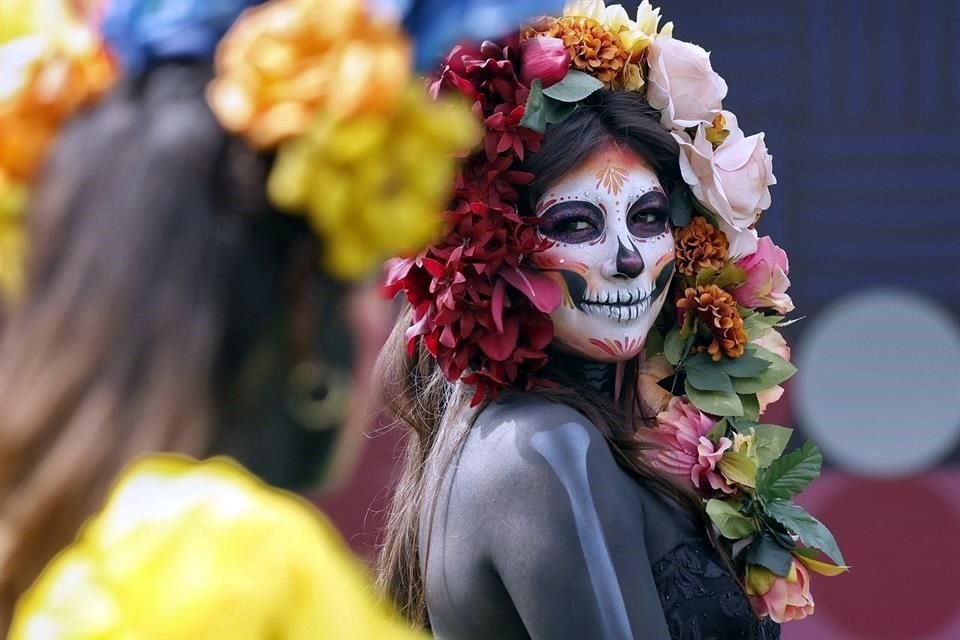 La festividad del Día de Muertos nunca se olvida en el Gran Premio de la Ciudad de México.